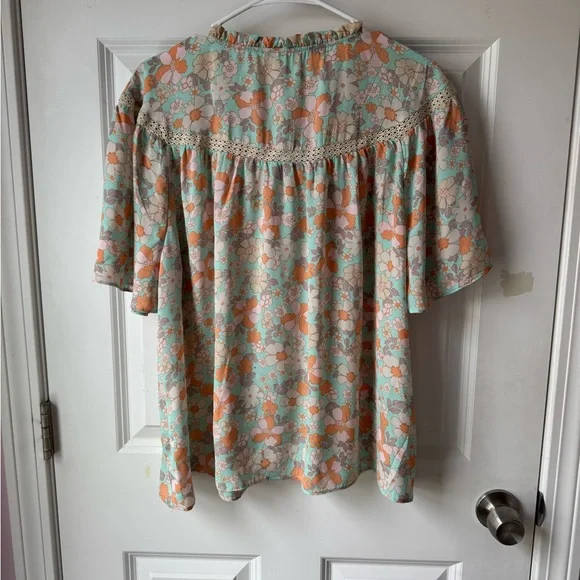 Rose & Olive Green and Orange Flutter Sleeve Blouse - Picture 6 of 6